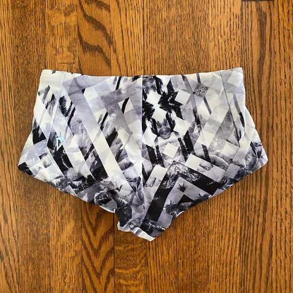 Ivivva Girl Reversible Swiwear Bottom Short Size: 6 - Picture 2 of 5